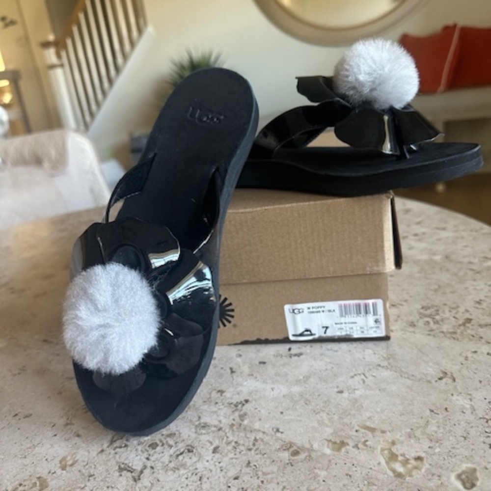 UGG BLACK size 7 Poppy NWOT  never worn